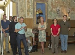 Ahnensaal, Dipl. Rest. Christine Kenner (FH), Bildmitte, erl&auml;utert die konzeptionelle Zielsetzu