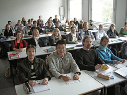 Alles ist noch ganz neu: das 1. Semester Bachelor Architektur im H&ouml;rsaal am Hohnsen