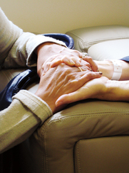 Foto - Alte H&auml;nde liegen in jungen H&auml;nden