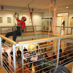 Arboristik-Studenten f&uuml;hren H&ouml;henrettung vor