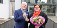 Prof. Dr. Alexandra Engel übergibt den Staffelstab an den neuen Dekan Dr. Ulrich Hundertmark