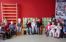 Zur Begr&uuml;&szlig;ung der G&auml;ste sangen die Krippenkinder ein Lied