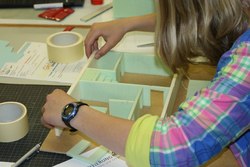 M&auml;dchen baut Traumhausmodell am Girlsday bei der HAWK Fakult&auml;t Bauwesen