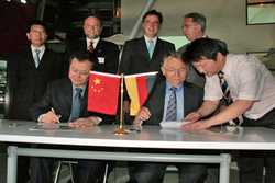 Vertragsunterzeichnung unter Beisein von Ministerpr&auml;sident McAllister mit Prof. Cai und Prof. M