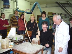 Ein Student aus Hildesheim beim Steinschneiden mit den traditionellen Werkzeugen, in der Werkstatt d