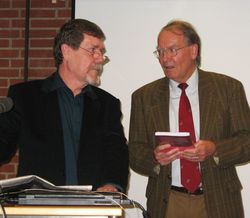 Prof. Dr. Udo Wilken (rechts) &uuml;berreicht Prof. Dr. Friedhelm Vahsen bei der Feierstunde ein eig