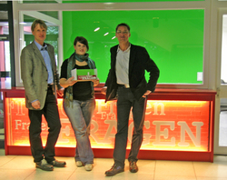 Anne Scheler, Rolf Behme und Prof. G&uuml;nter Weber (links) pr&auml;sentieren die neu verblendete T
