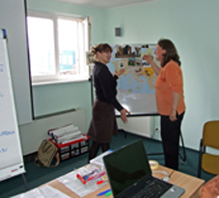 Dr. Angela Weyer vom Hornemann Institut im Gespr&auml;ch mit der polnischen Projekt-Koordinatorin Ma
