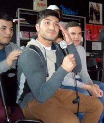 S&uuml;leyman nennt, mit tatkr&auml;ftiger Unterst&uuml;tzung von Seruan und Cem, den SpielerInnen &