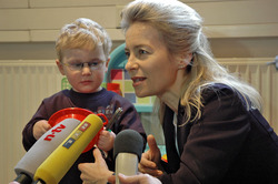 Die damalige Bundesfamilienministerin Ursula von der Leyen hat 2006 die HAWK-Modellkrippe er&ouml;ff