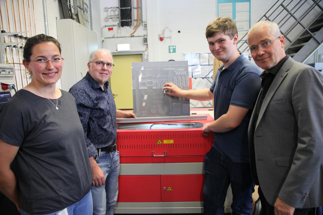 Mit Plexiglas-Schablonen schneller Zugriff auf Experimentiermaterialien 