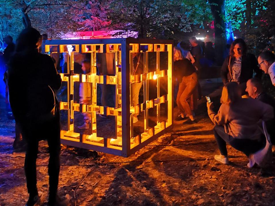 Reflection - Lichtkunst von Jonas Bînner und Jakob Bînzli (HAWK)